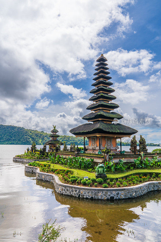 Pura Beji Ulun Danu在巴厘岛的水寺庙工作